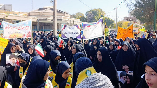 نسل بیدار انقلاب؛ خروش دختران شاهد فاطمه‌زهرا(س) شهرکرد مقابل استکبار جهانی