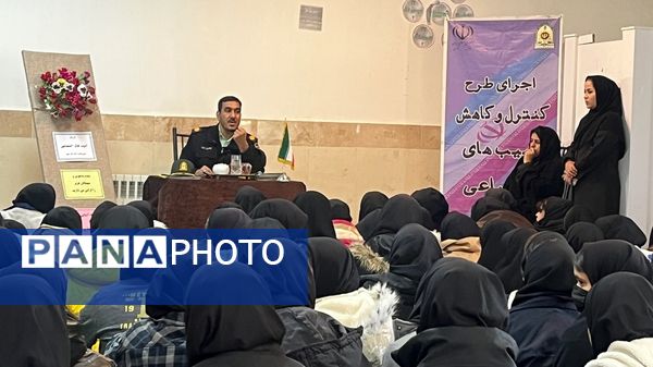 کارگاه آشنایی با فضای مجازی در دبیرستان دخترانه امید 