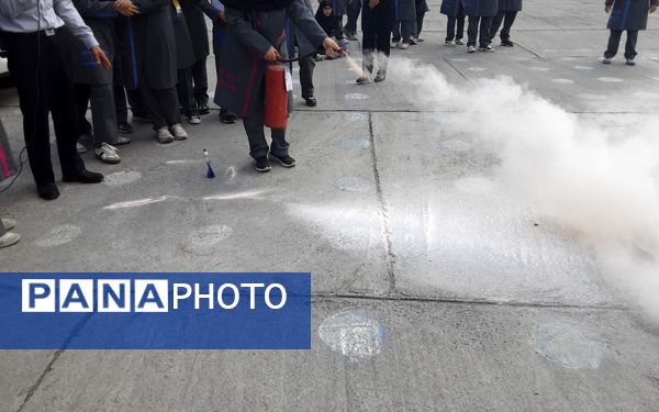 مانور آتش نشانی در دبیرستان فرزانگان قائمشهر
