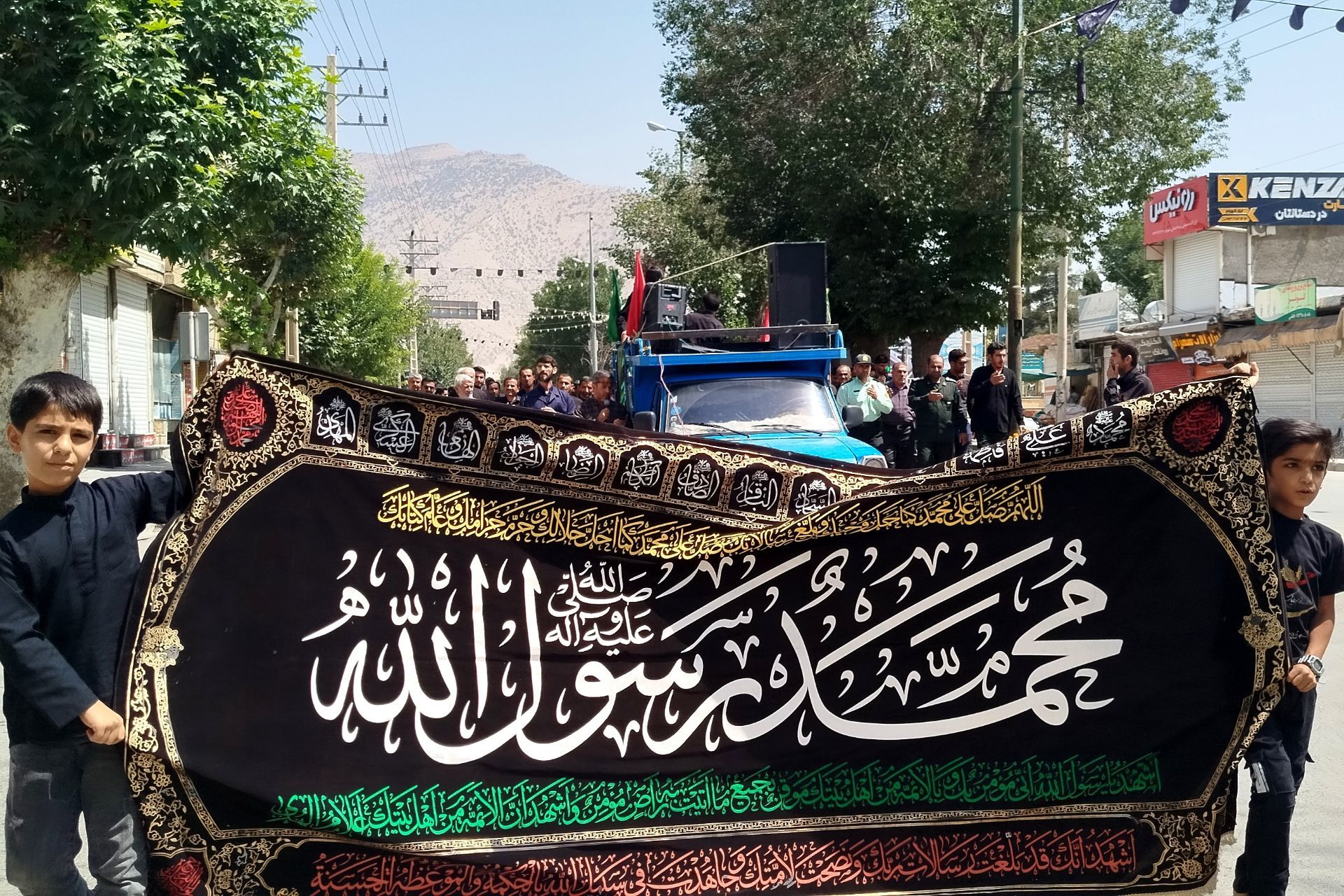 کاروان عزاداران ۲۸ صفر، لردگان را سیاه‌پوش کرد