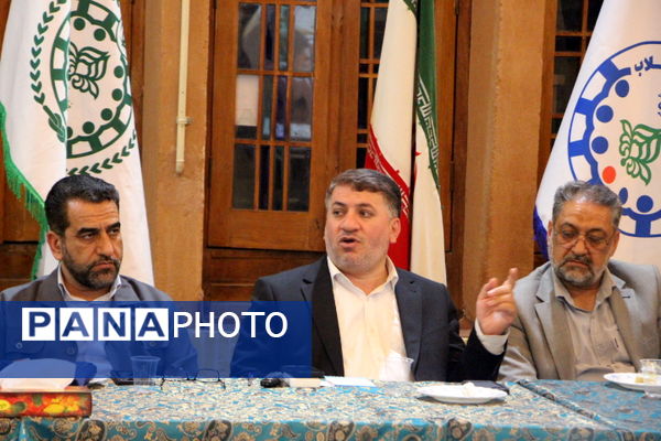 بازدید استاندار یزد از سازمان دانش‌آموزی استان یزد