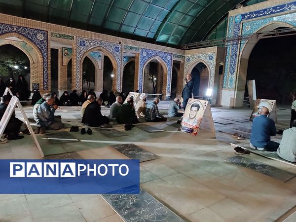 مراسم قرائت زیارت عاشورا به‌مناسبت هفته دفاع مقدس در مزار شهدای خلیل آباد