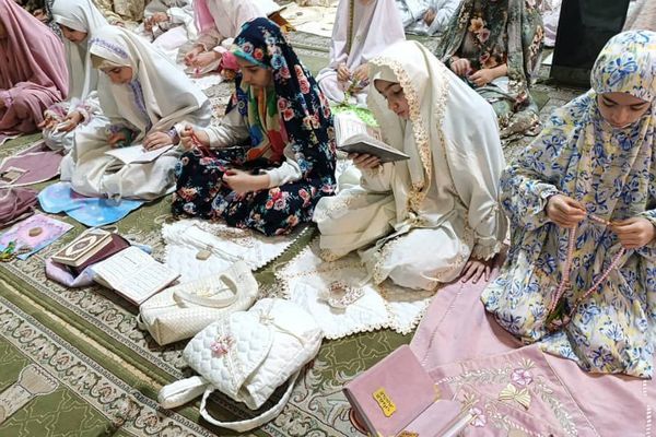 ورود دانش‌ آموزان دختر ناحیه دو شهرری به مراسم معنوی اعتکاف 