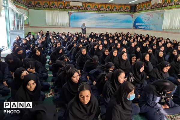 همایش برنامه ریزی درسی و مشاوره تحصیلی در دبیرستان بنت‌الهدی بهارستان دو