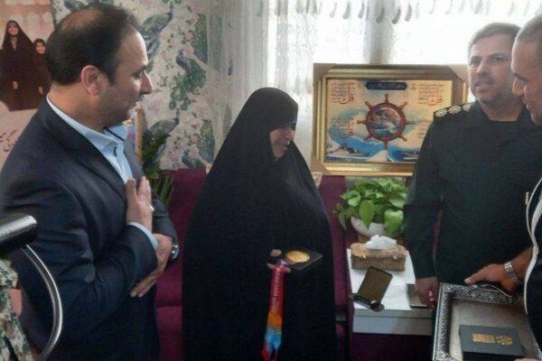 حسین فرزانه مدال طلای خود را به مادر شهیدان رستمی و کیالها تقدیم کرد
