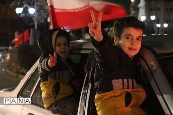 حضور حماسی شبانه مردم همدان در تجمعات انقلابی