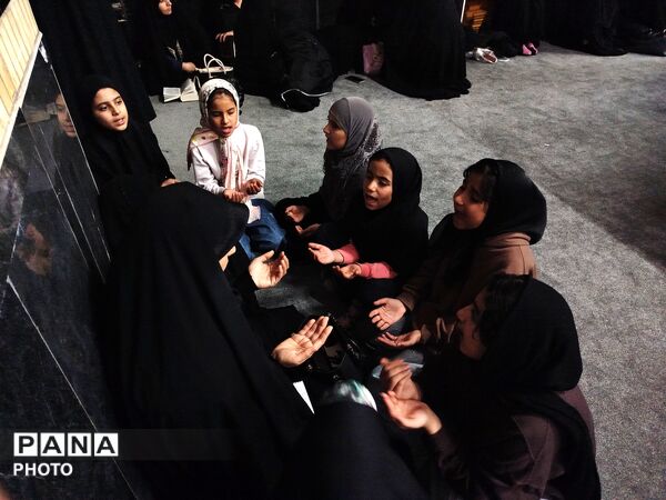 شبی که ماه دو نیم شد