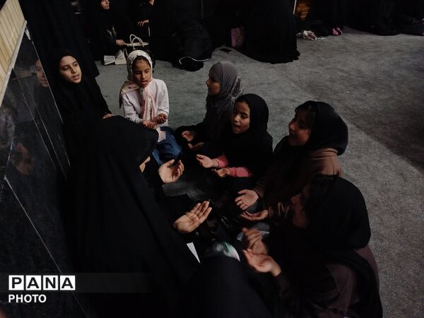 شبی که ماه دو نیم شد
