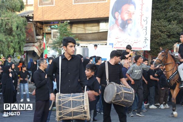 ورامین بار دیگر در سوگ اسارت؛ کاروان نمادین کربلا در خیابان‌های ورامین به حرکت درآمد