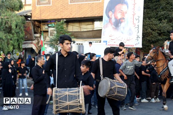 ورامین بار دیگر در سوگ اسارت؛ کاروان نمادین کربلا در خیابان‌های ورامین به حرکت درآمد