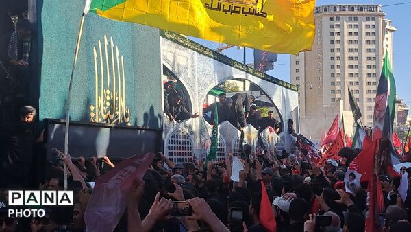 بدرقه ابدی در پناه خورشید؛ وداع اشک‌بار مشهدی‌ها با پیکر رهبر شهید