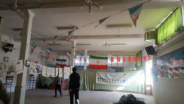 آماده‌سازی نمایشگاه انقلاب به‌‎مناسبت دهه فجر در دبیرستان شاهد ابوذر غفاری نیشابور 