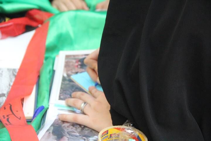 بازدید دانش‌آموزان مدارس قیامدشت و مسئولین شهری از نمایشگاه دفاع مقدس حوزه های مقاومت بسیج شهر قیامدشت