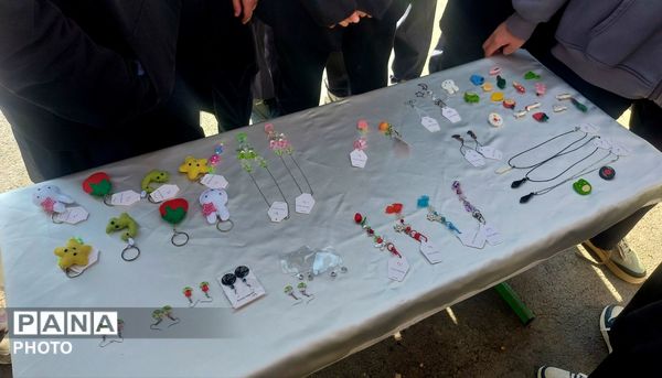 بازارچه کارآفرینی دانش‌آموزی در دبیرستان دخترانه سرافرازان ۲ ناحیه ۶ مشهد