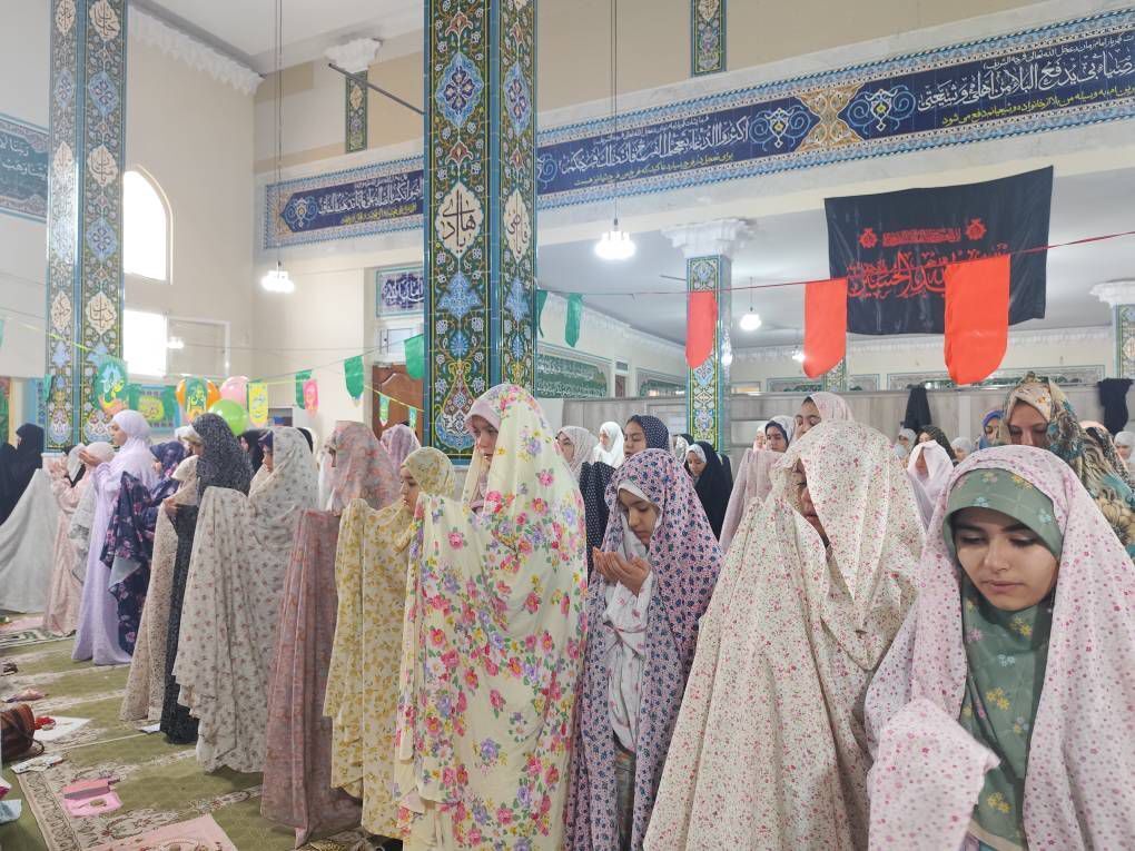 مراسم اعتکاف دانش‌آموزی در مسجد ۷۲ تن