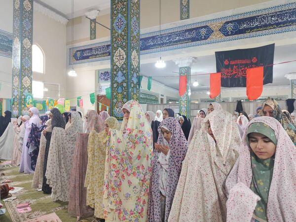 مراسم اعتکاف دانش‌آموزی در مسجد ۷۲ تن