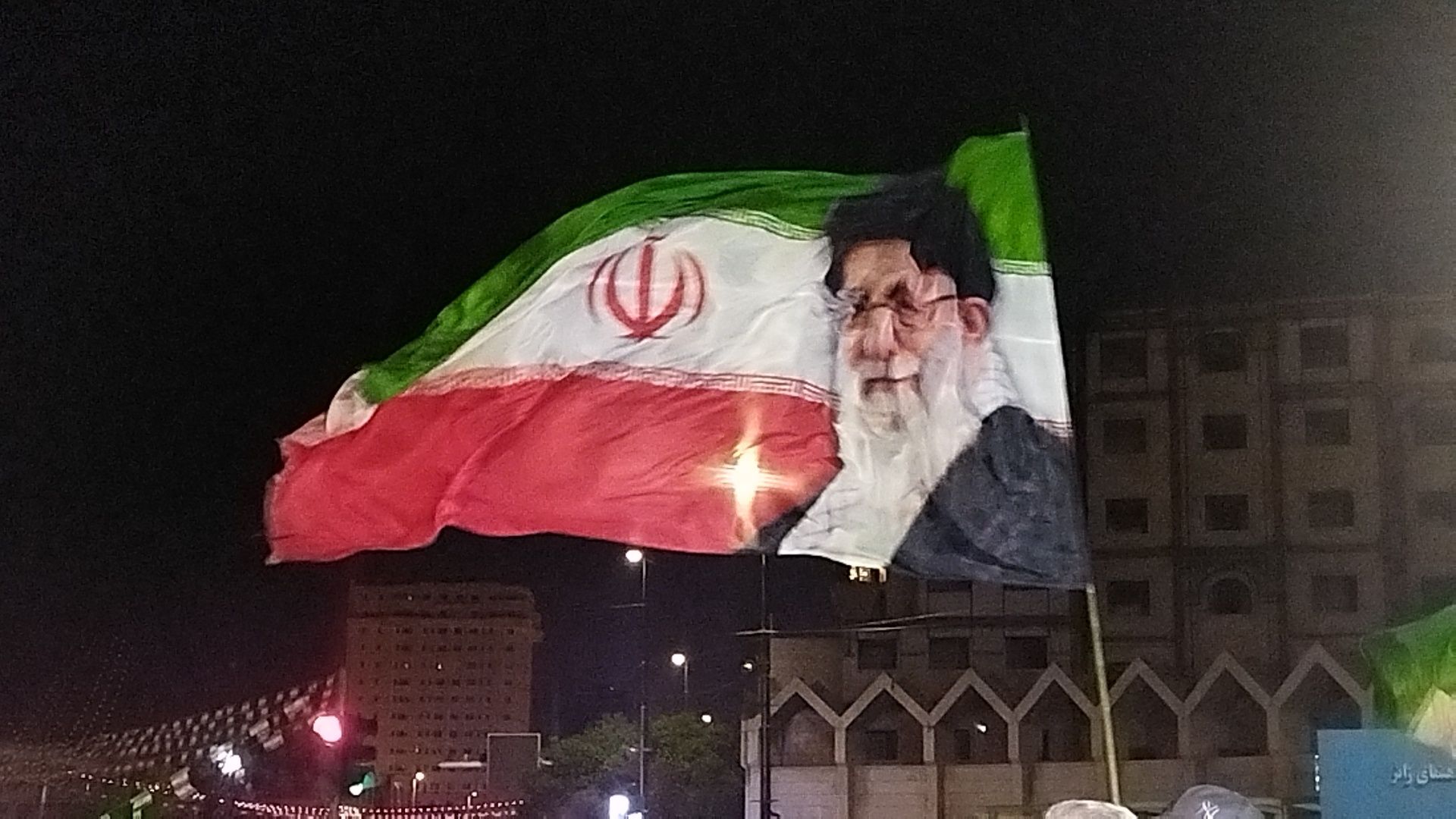 بخشی از اجتماع مردم مشهد در میدان بسیج 