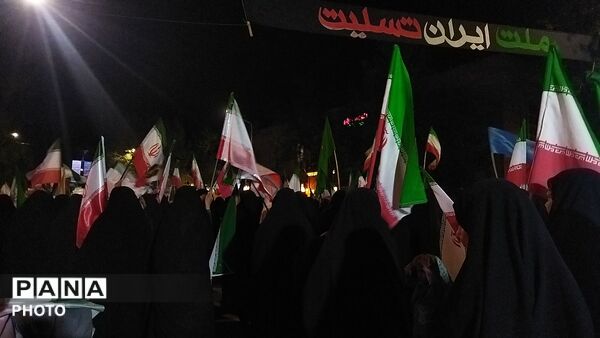 نیشابوری ها از پیر تا کودک در اجتماعات خیابانی