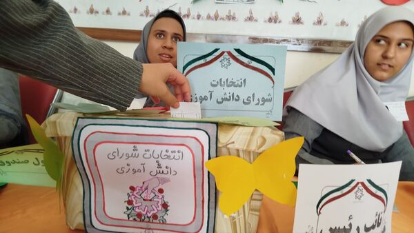 دانش‌آموزان دبیرستان گوهرشاد؛ پیشگامان مشارکت و مسئولیت‌پذیری