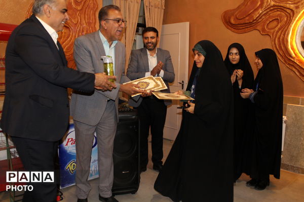 تجلیل از خبرنگاران پانادر کافه دخترانه کانون امام خمینی (ره)