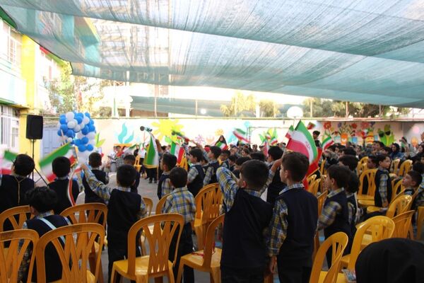 جشن شکوفه‌ها در دبستان منوچهر رزاقی ناحیه۳ مشهد