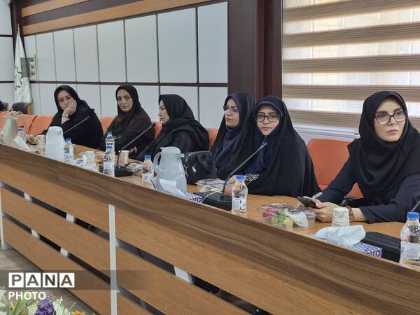 معلمان نمونه در قاب افتخار آموزش و پرورش منطقه ۵