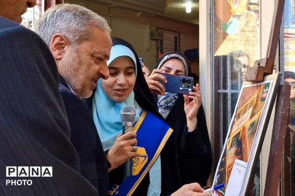 وزیر آموزش و پرورش میهمان دانش‌آموزان مدرسه شاهد دالکی