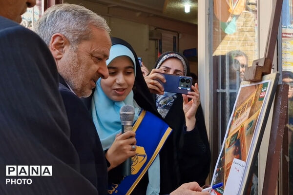 وزیر آموزش و پرورش میهمان دانش‌آموزان مدرسه شاهد دالکی