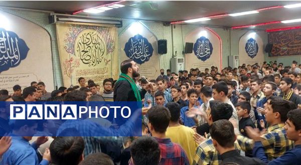 شادی دانش‌آموزان مشهدی در پی عملیات غیور مردان نیروهای سپاه وتجمع در مهدیه مشهد