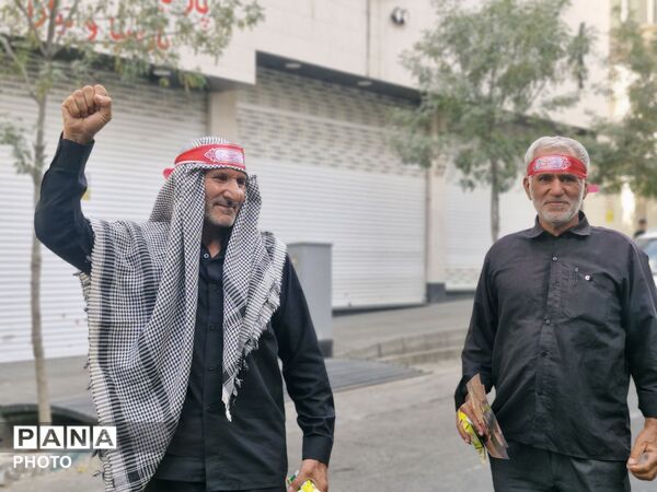 حضور پرشور مردم در خیابان فلسطین برای بدرقه رهبر