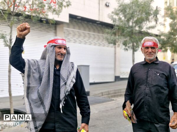 حضور پرشور مردم در خیابان فلسطین برای بدرقه رهبر