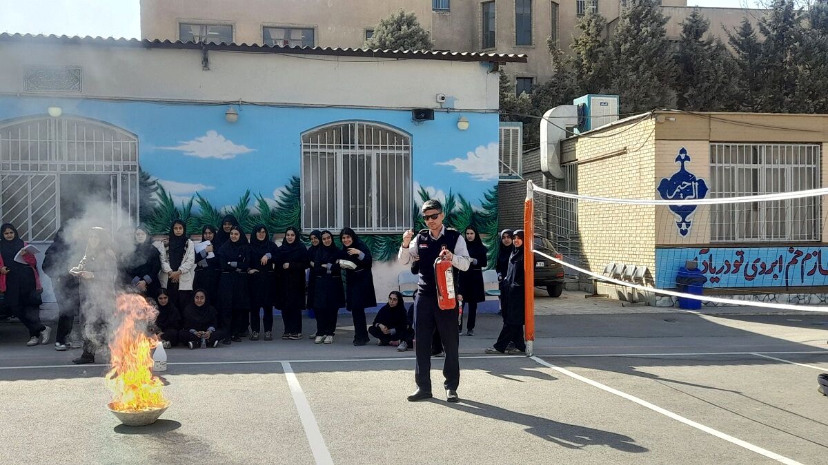 آموزش اطفای حریق در دبیرستان نمونه دولتی آینده‌سازان ناحیه ۴ کرج