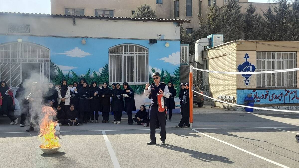 آموزش اطفای حریق در دبیرستان نمونه دولتی آینده‌سازان ناحیه ۴ کرج