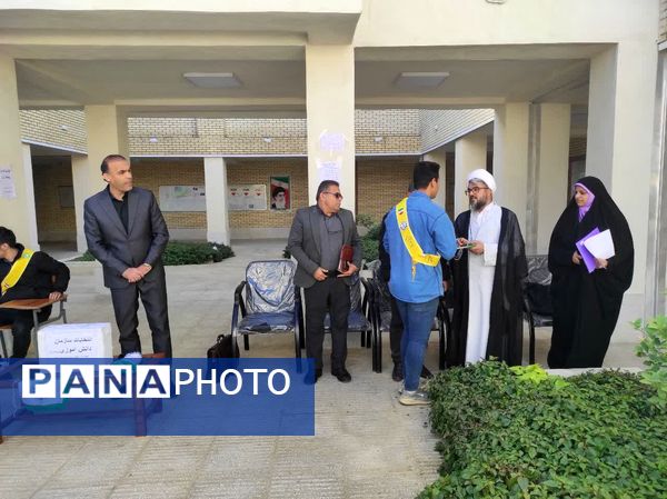 مشارکت پرشور دانش‌آموزان در انتخابات شورای پیشتاز مدرسه کوثر