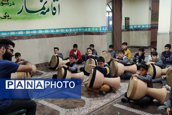 آموزش ضرب زورخانه‌ای در دبستان رازی ناحیه دو بهارستان