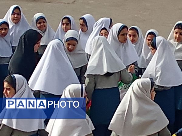 استقبال مدرسه حجاب از ۲۲بهمن 