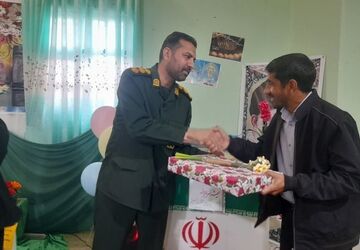 جشن میلاد امام حسین (ع) وتجلیل از پاسداران در مدرسه نمونه فرزانه بم