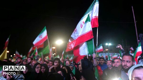 مشت‌های گره کرده مردم در تجمع شبانه میدان انقلاب