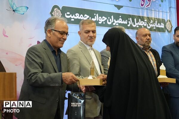 جشن شکوه مادری و همایش تجلیل از سفیران جوانی جمعیت در بهارستان‌دو
