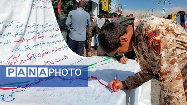 غرفه‌های سازمان دانش‌آموزی در راهپیمایی ۱۳ آبان یاسوج میزبان نوجوانان شدند