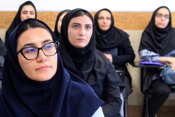  کارگاه دانش‌افزایی زبان انگیلیسی در دبیرستان‌ولایت بهارستان‌دو