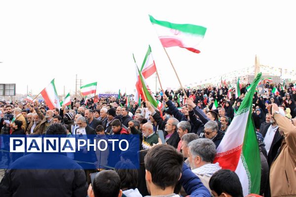 حضور گسترده اقشار مختلف مردم پردیس در راهپیمایی ۲۲ بهمن