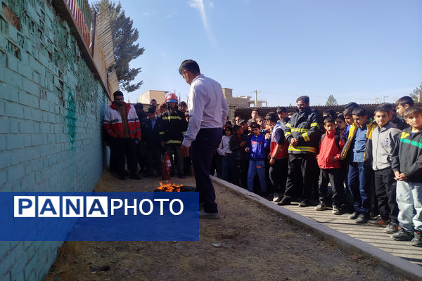 دانش‌آموزان مدرسه شهید باهنر لردگان آماده مقابله با زلزله شدند