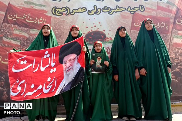 اجرای گروه سرود ریحانه‌الحسین پردیس در مراسم تشییع  رهبر شهید