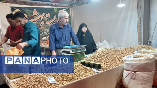 بازدید از غرفه‌های نمایشگاه اقتصاد مقاومتی در قم