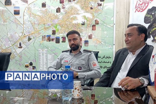 قدردانی دانش‌آموزان ورامینی از آتش‌نشانان در روز ملی آتش‌نشانی