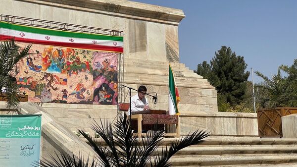 فرزندان ایران زمین در کنار آرامگاه حکیم‌ توس