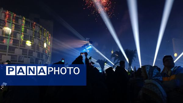 امشب آسمان در خیابان ها مى تابد