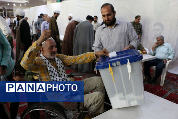 جلوه‌هایی از حضور نوجوانان قمی در شعبه‌های اخذ رای -1