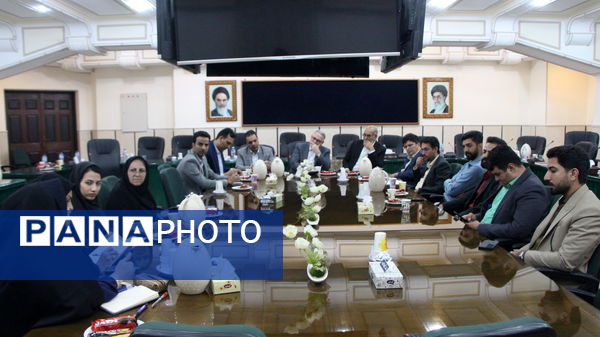 نشست صمیمانه دبیران منتخب زبان و ادبیات فارسی